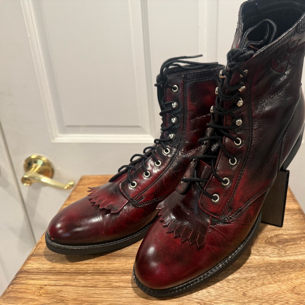 Like New Leather lace up Boots with Removable Kiltie size 7, fits like 7.5
